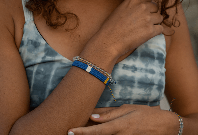 Pulseras tejidas de plástico de la Colección Corona y 4Ocean Pulseras tejidas de plástico de la Colección Corona y 4Ocean